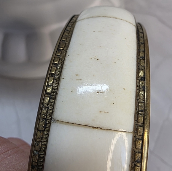 Vintage Wide Bone Inlay Brass Bangle Bracelet Boho Tribal Size 8 - Picture 2 of 5